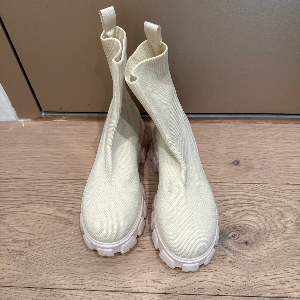 CONCEPT crème colored boots